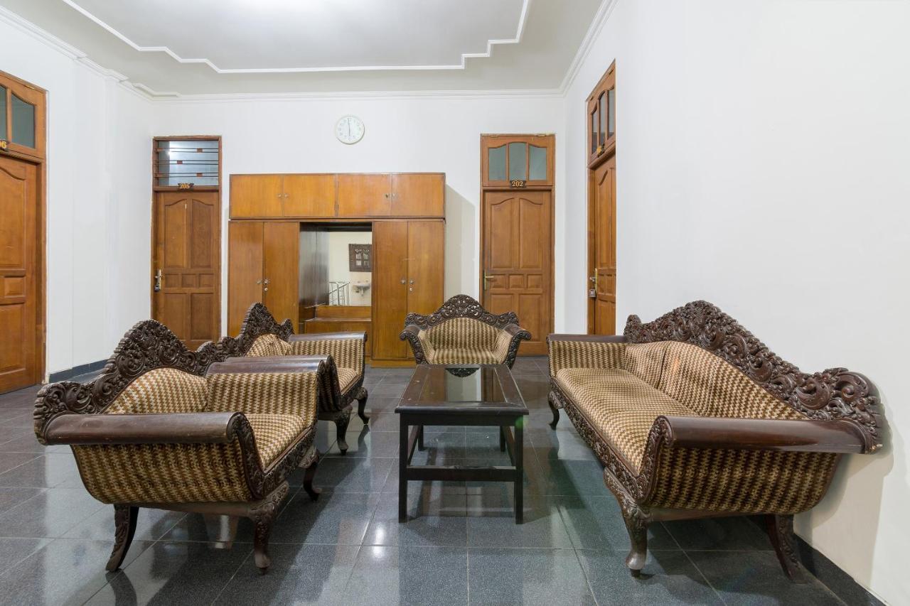 Hotel Reddoorz Near Tugu Yogyakarta Exterior foto